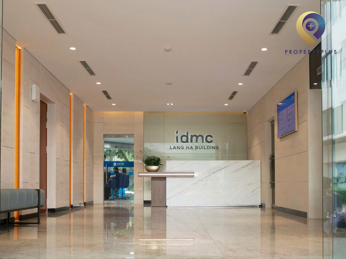 Spacious and bright ground floor lobby of IDMC Lang Ha Building - hình ảnh từ Property Plus